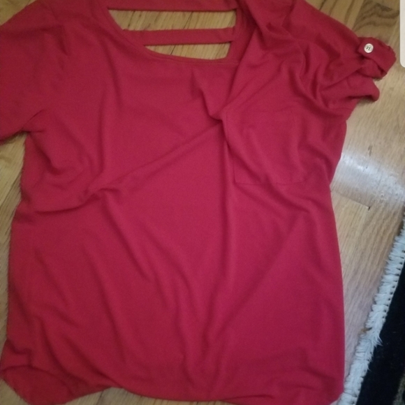 Woman red blouse - Picture 1 of 3